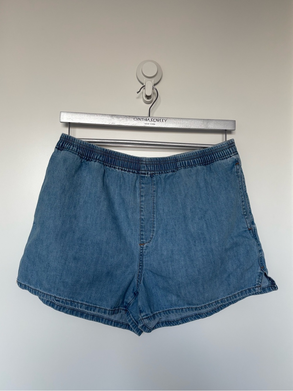 Aritzia Denim Forum Elastic Short in L (US size 12 to 14)